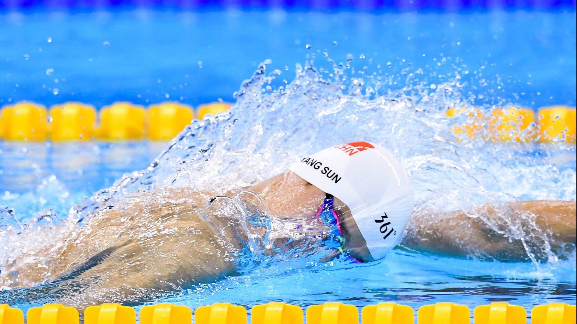 “元旦第一跑” 破晓时分万人齐聚起点